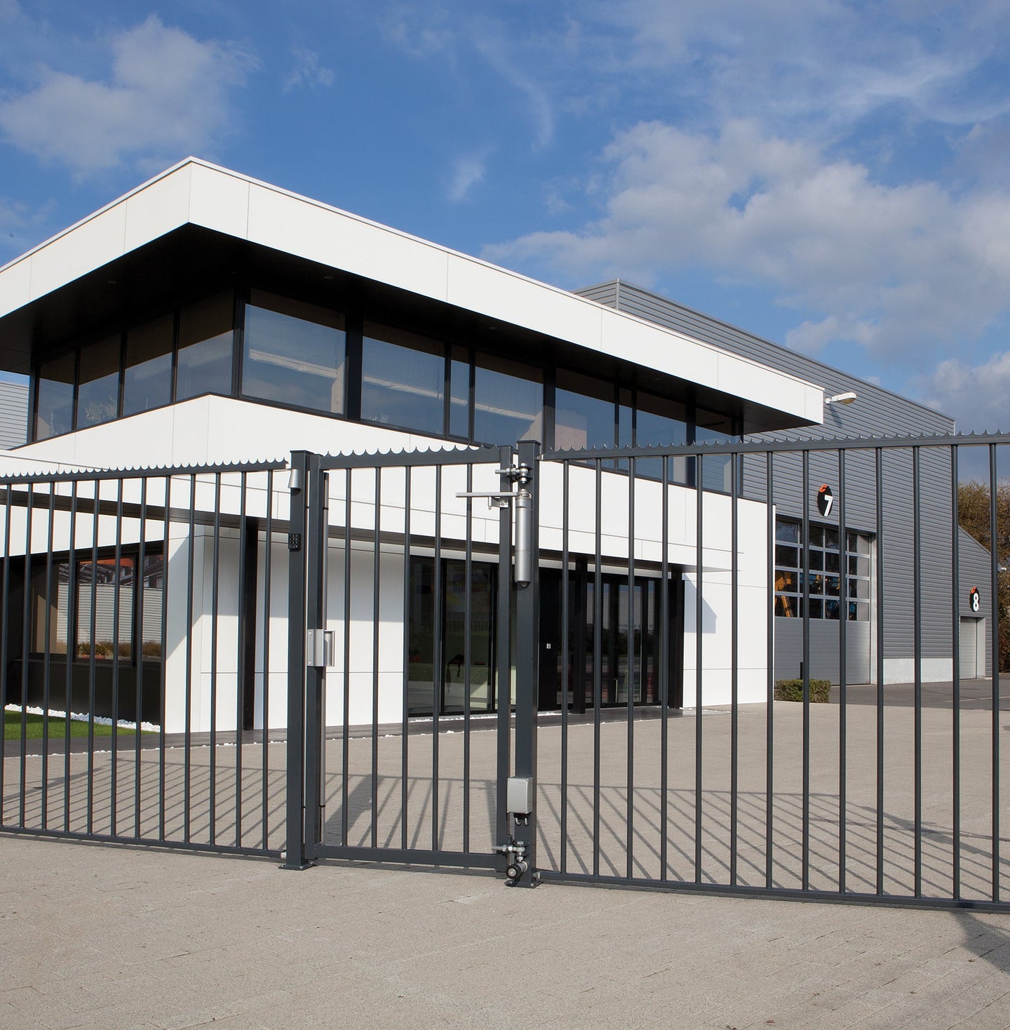 Locinox ant pavirsiaus montuojama elektromagnetine spyna be rankenu.