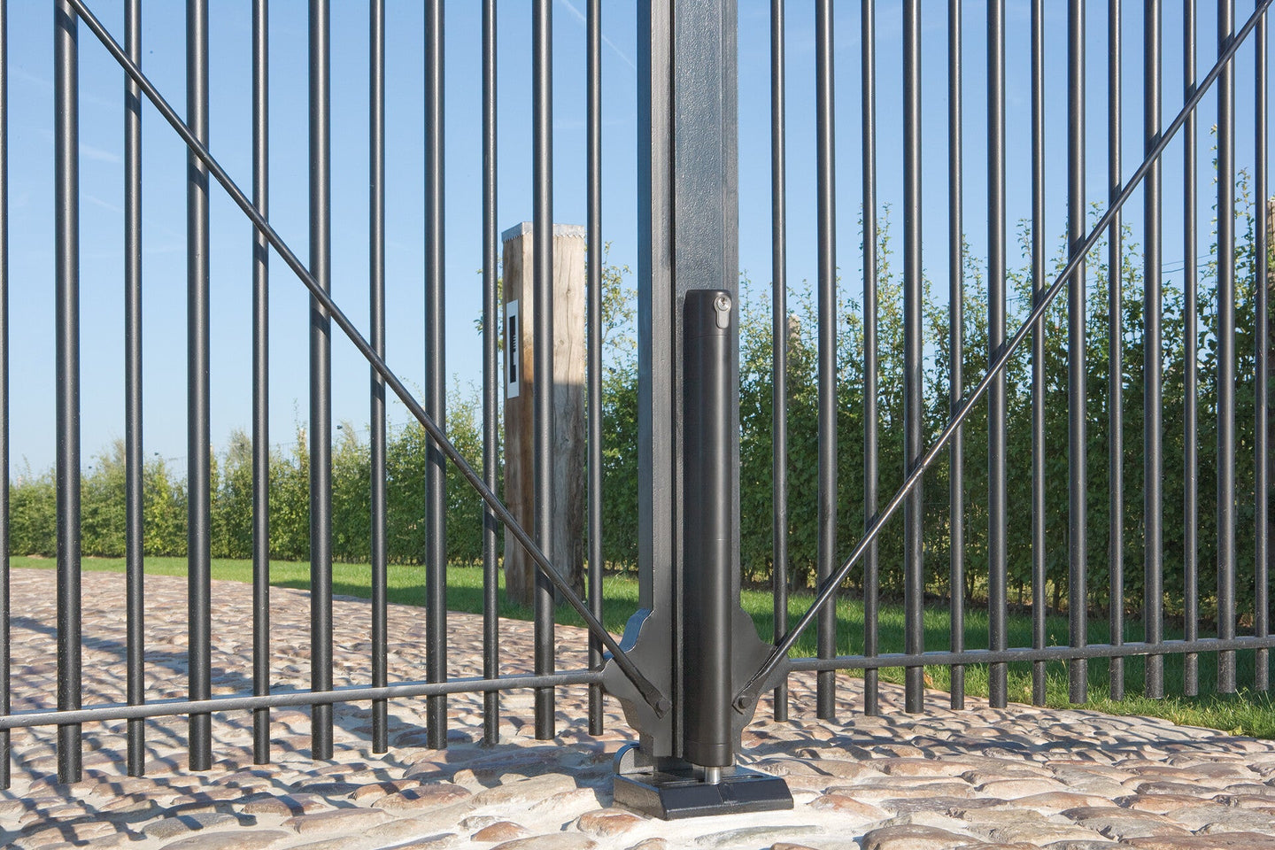 Iscentrine vartu fiksatoriaus atrama gaudytuvas Fensa